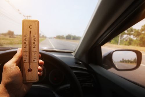 Tuvojas karstais laiks – esi uzmanīgs, ko atstāj auto salonā