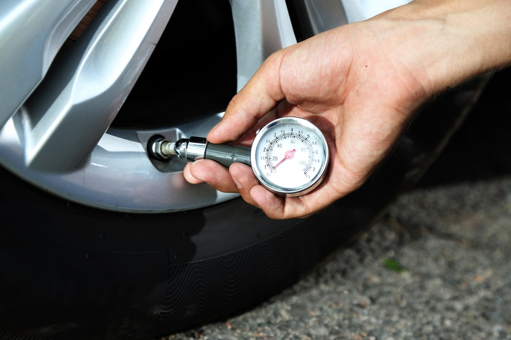 Kāds ir piemērotākais riepu spiediens un kā noteikt riepu spiedienu tavam auto?